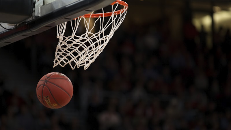 飛速直播平臺(tái)NBA季后賽西部決賽湖人隊(duì)與勇士隊(duì)激烈對(duì)抗的比賽直播畫面